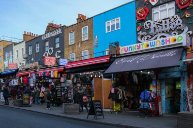 Londra, Birleşik Krallık, Ocak 12022: Camden High Caddesi 'nde en popüler mağazalardan bazılarıyla yürüyen insanlar