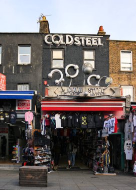 Londra, Birleşik Krallık, Ocak 12022: Camden High Street kaldırım manzarası bazı dekorasyonlarla neredeyse Camden Lock ve Camden Market 'e varmak üzeresiniz