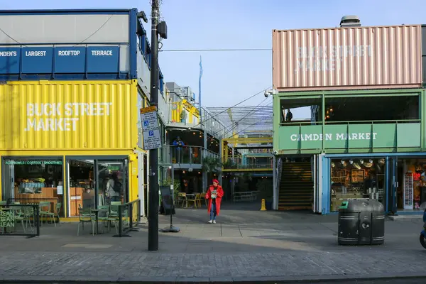 Londra, Birleşik Krallık, Ocak 12022: 2000 'lerde Buck Street Market, Camden Town' da ve büyük bir makyaj yapıldı. Renkli ve yeni çıkan bir bayanla.
