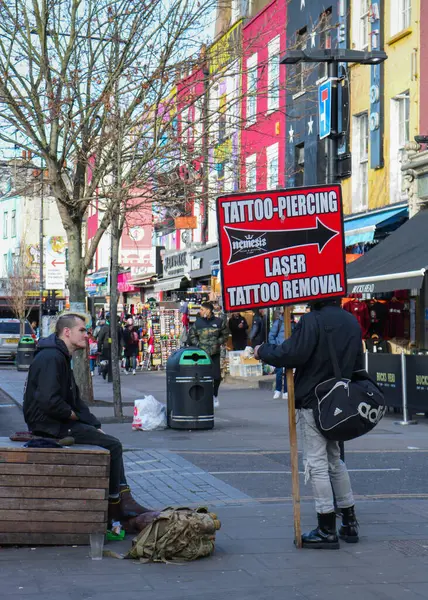 Londra, Birleşik Krallık, Ocak 12022: Camden High Street Punks Dövme ve Piercing Shop reklamı. Bunlar her gelişinizde görebileceğiniz popüler ve ünlü yerel serseriler..