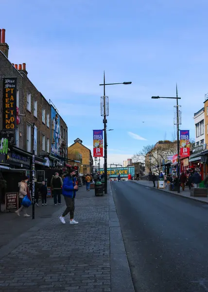 Londra, Birleşik Krallık, Ocak 12022: Camden High Caddesi 'nin en uzak noktasında insanlar etrafta dolaşırken görüntüsü.