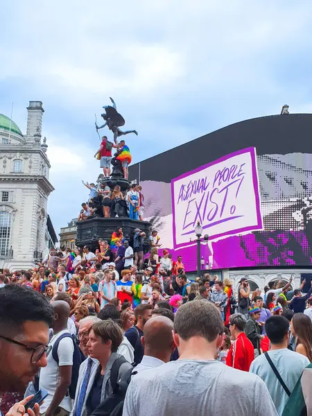Birçok insan, Eros heykelinin üzerinde duran yıllık Onur Yürüyüşünü kutlamak için Londra 'nın merkezindeki sokaklara döküldü. Her yaz düzenlenen LGBT onur festivali ve geçit töreni..