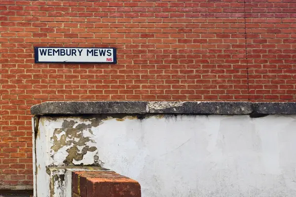 Londra, Wembury Mews için sokak tabelası, tuğla bir duvarda.