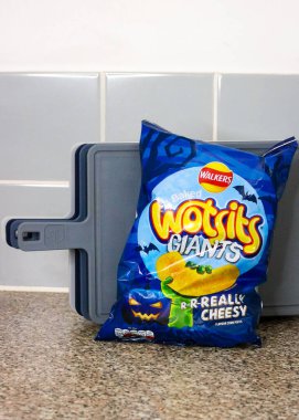 Londra, İngiltere, 26 Eylül 2024: Cadılar Bayramı 'nda mutfakta Cadılar Bayramı için Walkers' tan bir çanta dolusu bebek bakıcısı..