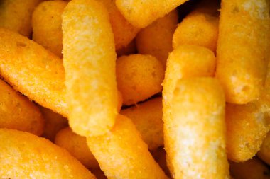 Peynirli cips paketin dışından manzarayı kapatır.