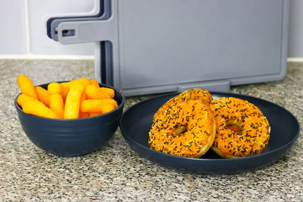 Bir kase peynirli puf ve donut. Cadılar Bayramı temalı.