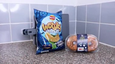 Cadılar Bayramı temalı oturaklar ve bir kutu donut.
