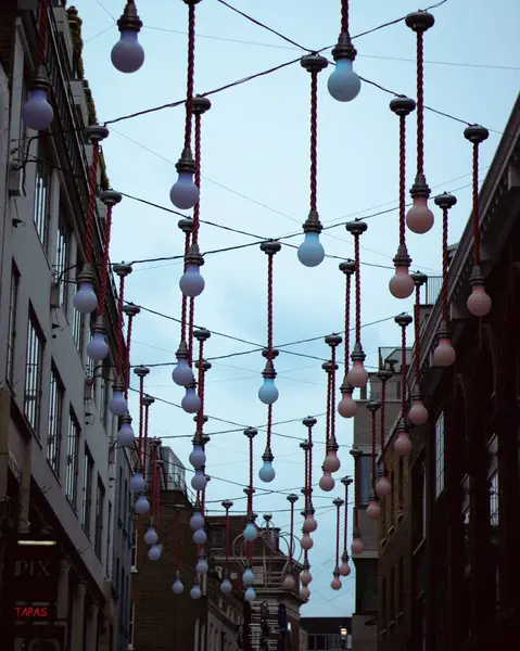 Londra, İngiltere, 30 Nisan 2023: Carnaby Caddesi sokak manzaralı ışıklandırma tesisi