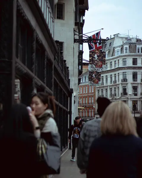 Londra, İngiltere, 30 Nisan 2023: Liberty mağazasının sokaktaki insanlarla yan görünümü