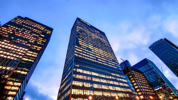 Londra, İngiltere, 27 Eylül 2023 Canary Wharf 'taki J P Morgan Karargahı diğer gökdelenlerle çevrili hepsi alacakaranlıkta aydınlandı..