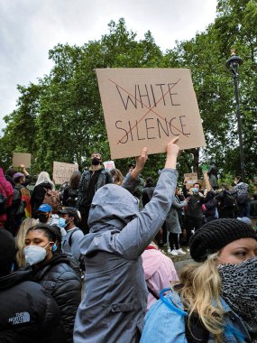 Londra, İngiltere, 6 Haziran 2020: Siyah Yaşamı Önemli: Londra 'daki bir grup insan ve elinde beyaz sessizliği büyük kırmızı bir X işareti olan bir tabela tutan bir kişi protesto ediyor