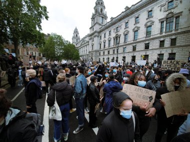 Londra, İngiltere, 6 Haziran 2020: Siyahi Yaşamı Önemli: Irkçılığa karşı dayanışma amacıyla Londra sokaklarında birlikte yürüyen bir grup insan protesto ediyor