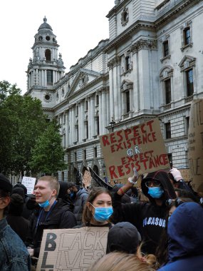 Londra, İngiltere, 6 Haziran 2020: Siyahi Yaşamı Önemli: Londra 'daki bir grup insan ve genç adamın elinde bir mesajla protesto