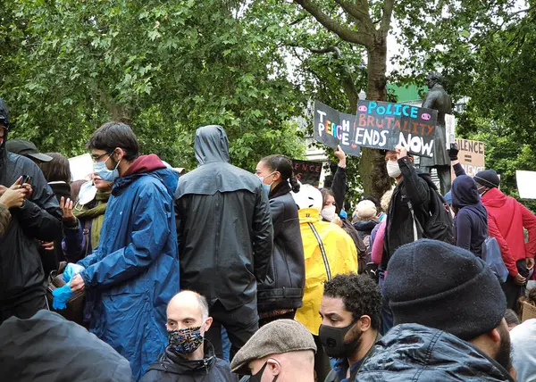 Londra, İngiltere, 6 Haziran 2020: Londra 'daki Siyahilerin Yaşamı Önemli: Londra' daki bir grup insan ve 