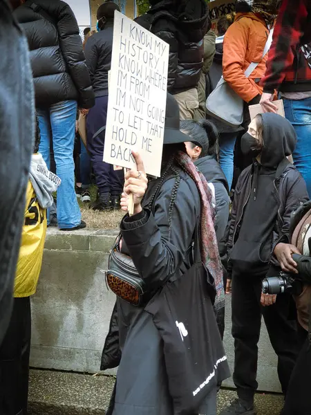Londra, İngiltere, 6 Haziran 2020: Siyahi Yaşamı Önemli: Londra 'daki bir grup insan ve genç bayanın elinde güçlü bir mesajla protesto