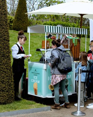 Londra, İngiltere, 10 Mayıs 2023: Kensington Sarayı 'nın sıcak mevsimlerinde içerideki sarayı ziyaret etmeyi bekleyen tüm turistler için dondurma satmaya devam edin