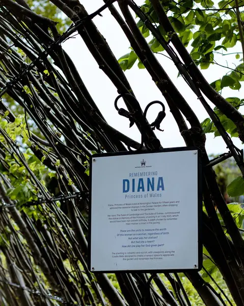Londra, İngiltere, 10 Mayıs 2023: Kensington Sarayı 'nda Prenses Diana için yürüyüş plaketi