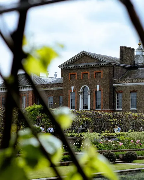 Londra, İngiltere, 10 Mayıs 2023: Prenses Diana Anıt Yürüyüşü 'nden Kensington Sarayı manzarası