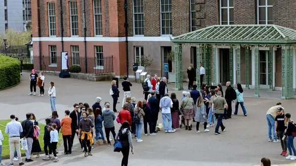 Londra, İngiltere, 10 Mayıs 2023: Kensington Sarayı 'na girmek ve ziyaret etmek için kuyruğa giren insanlar.