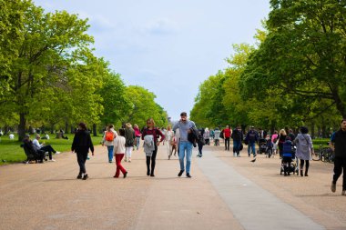 Londra, İngiltere, 30 Nisan 2023: Kensington Bahçeleri kalabalıkla dolanıyor ve aydınlık günün tadını çıkarıyor