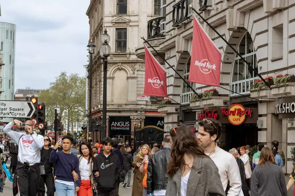 Piccadilly Sirki 'nde Hard Rock Cafe girişi.