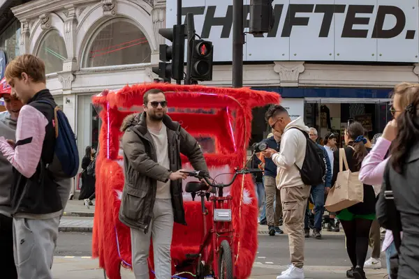 Piccadilly Sirki 'ndeki kırmızı tüylü triportör.