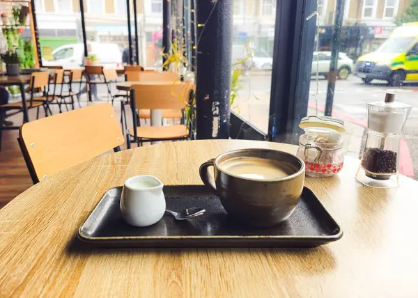Beyaz Americano. Londra 'da boş dükkanlı kahve dükkanında.