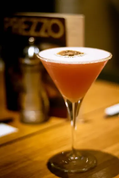 Londra, İngiltere. 27 Nisan 2023: Prezzo Restoranında greyfurt Margarita, arka planda bulanık arka plan ve Prezzo menüsü