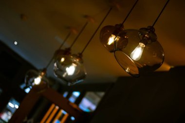 Restoranda modern manzaralı şeffaf dekoratif lamba.