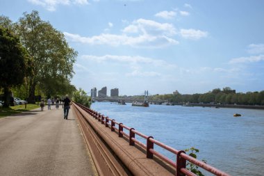 Londra, İngiltere, 24 Mayıs 2023: Thames Nehri 'nin yanındaki Battersea Park geçidi ve nehrin diğer tarafında Chelsea manzaralı.