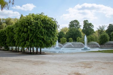 Londra, İngiltere, 24 Mayıs 2023: Londra, İngiltere, 24 Mayıs 2023: Arka planda güzel ağaçlar bulunan Battersea Park çeşmeleri