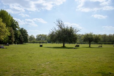 Londra, İngiltere, 24 Mayıs 2023: Londra, İngiltere, 24 Mayıs 2023: Mavi gökyüzü ile güneşli bir günde Battersea Park 'ı geniş görüş.