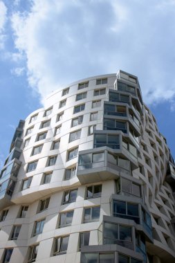 Frank Gehry Battersea Elektrik Santrali 'nin yanındaki ünlü mimar binası.