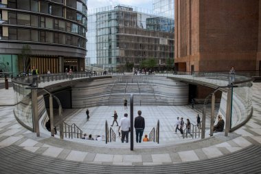 Yeniden geliştirilmiş Battersea Enerji İstasyonu 'nun ana girişinin dışındaki merdivenler ve etraflarında yürüyen insanlar.