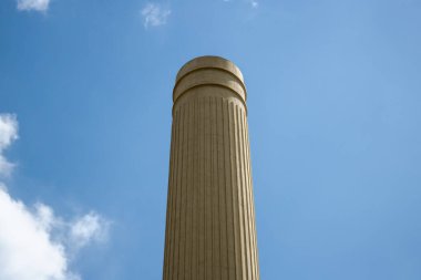 Battersea Elektrik Santrali baca detayı, aşağıdan mavi gökyüzü arkasında