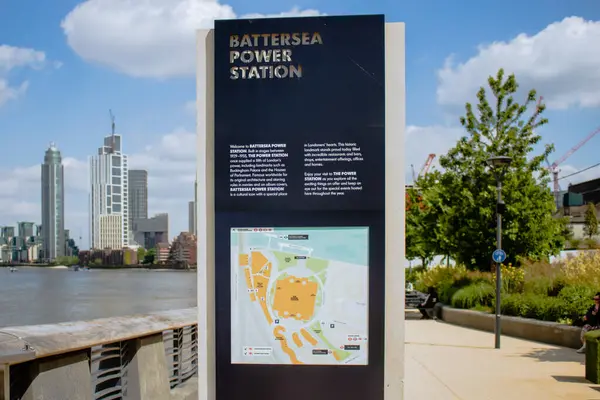 Battersea Elektrik Santrali haritası ve Thames manzaralı bir tabela.