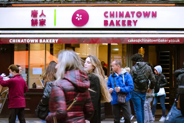 Londra 'daki China Town Pastanesi' nin ön tarafında insanlar yürüyordu.