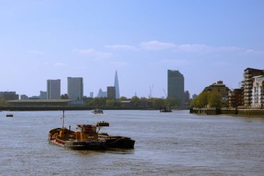 Cutty Sark 'tan Thames nehri manzaralı nehirde yabancı bir tekne
