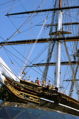 Cutty Sark ve müzeyi ziyaret edenler.