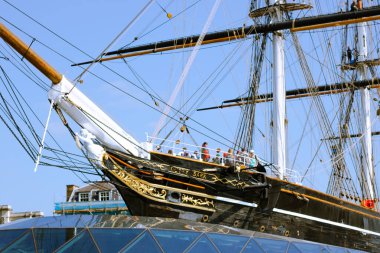Açık bir yaz gününde müzeyi ziyaret eden insanlarla Cutty Sark.