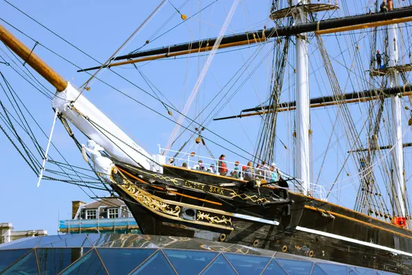 Açık bir yaz gününde müzeyi ziyaret eden insanlarla Cutty Sark.