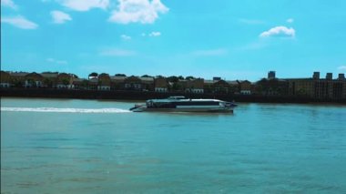 Londra 'daki Thames Nehri' ndeki banliyö teknesi.