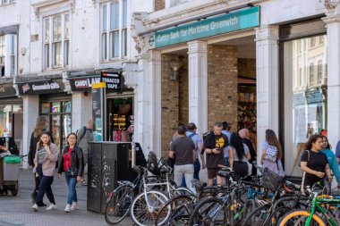 Cutty Sark yeraltı çıkışında insanlar geziniyor.