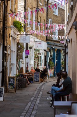Greenwich marketi, bazı dükkanları olan küçük bir sokak.