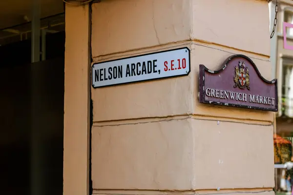 Nelson Arcade, Greenwich Pazarı 'na giriş.