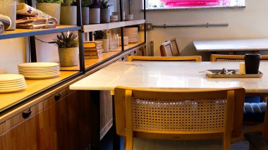 Tekrar kullanılabilir kirli bardakları ve boş masaları olan kahve masası.