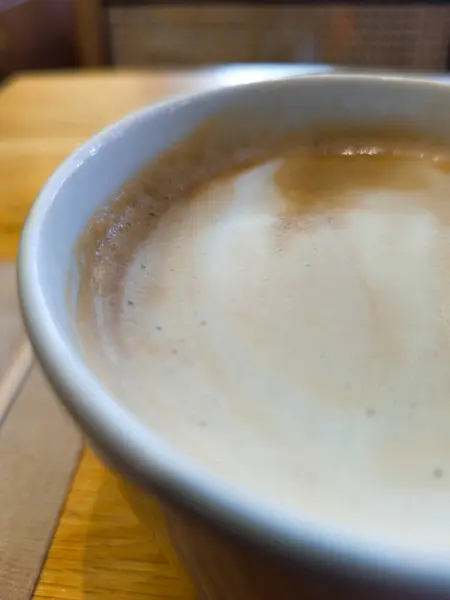 Americano Kafenin tepesinden yakın kahve, köpüğün ayrıntıları.