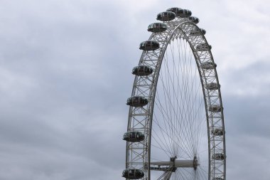 Arka planda bulutlu ve döküm gökyüzü olan Londra 'nın Gözü