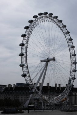 Bulutlu gri bir günde Thames nehrinin diğer tarafından Londra 'nın gözü.