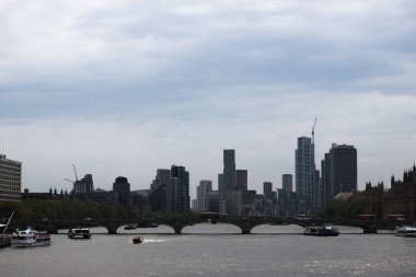 Bulutlu bir günde Büyük Ben ve Londra Gözü 'nün oradaki köprüden Londra ufuk çizgisi manzarası